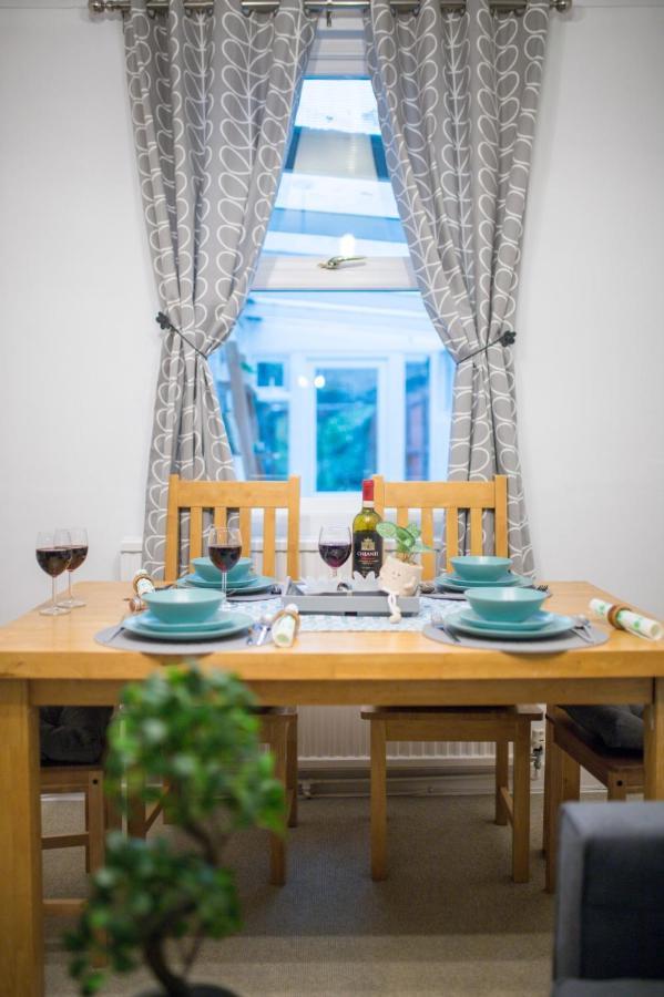 Exclusive Offers L Last-Minute Specials L Parking Free L Double Bed House L Uk L Gaming Room L Komfy 3 Bedroom Cottage With Riverview L Perfect For Short Or Long Stays Reading Buitenkant foto